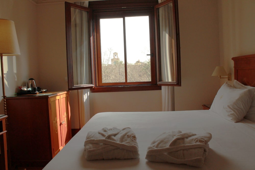 Hotel Inglaterra Sevilla — Hotel rooms in Seville, Andalusia