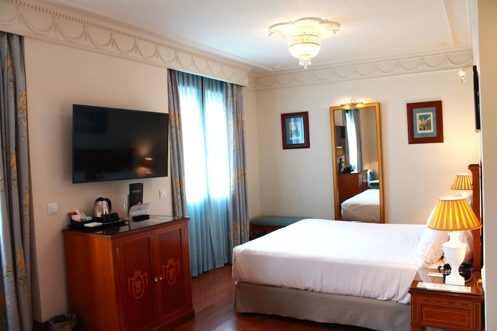 Hotel Inglaterra Sevilla — Hotel rooms in Seville, Andalusia