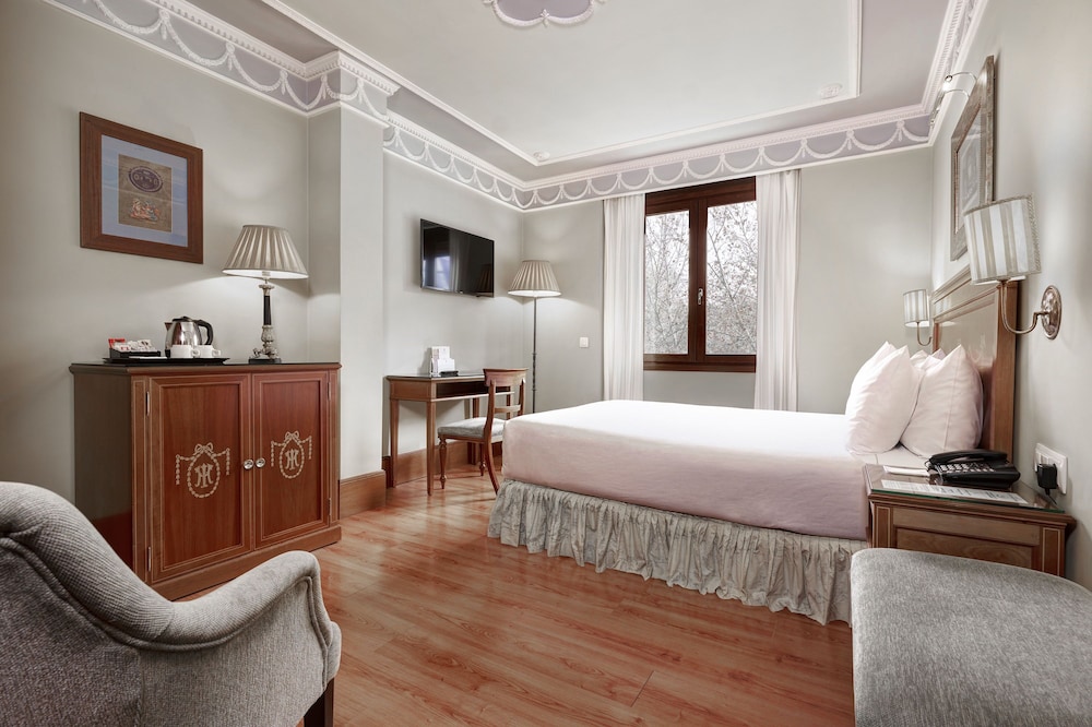 Hotel Inglaterra Sevilla — Hotel rooms in Seville, Andalusia