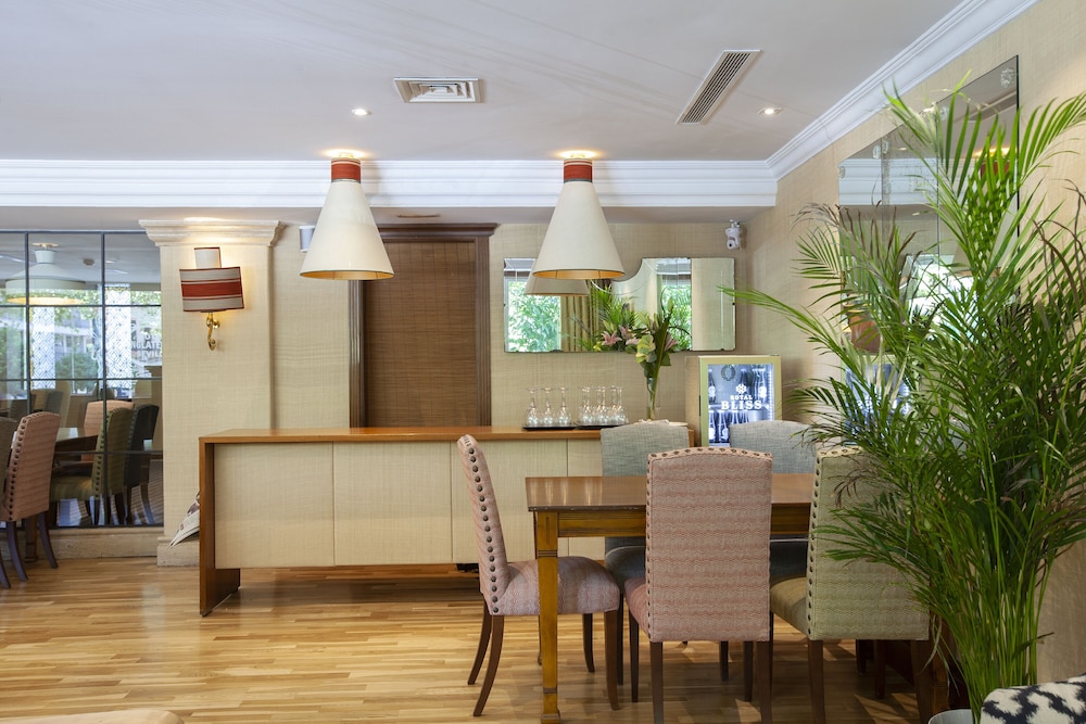 Hotel Inglaterra Sevilla — Restaurant & bars in Seville, Andalusia
