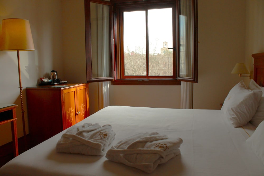 Hotel Inglaterra Sevilla — Hotel rooms in Seville, Andalusia