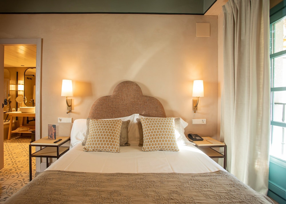 Hospes Las Casas del Rey de Baeza, a Member of Design Hotels — Hotel rooms in Seville, Andalusia