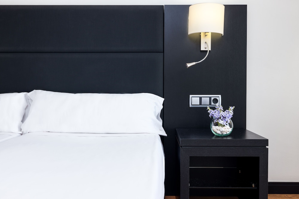 Virgen de los Reyes Hotel — Hotel rooms in Seville, Andalusia