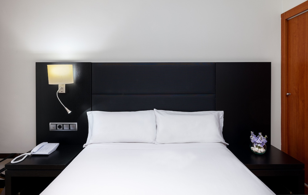 Virgen de los Reyes Hotel — Hotel rooms in Seville, Andalusia