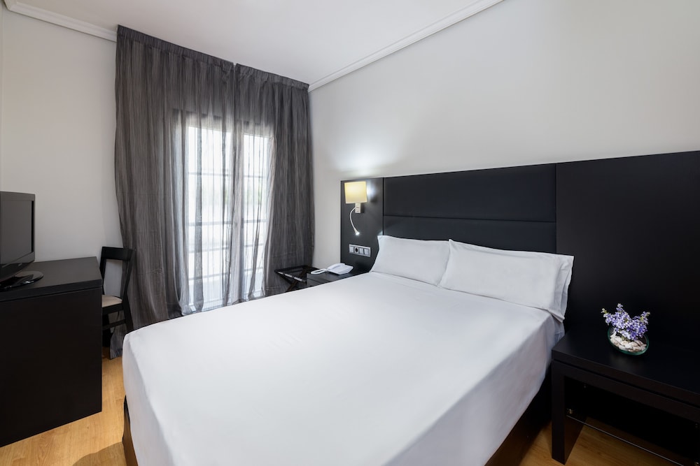 Virgen de los Reyes Hotel — Hotel rooms in Seville, Andalusia