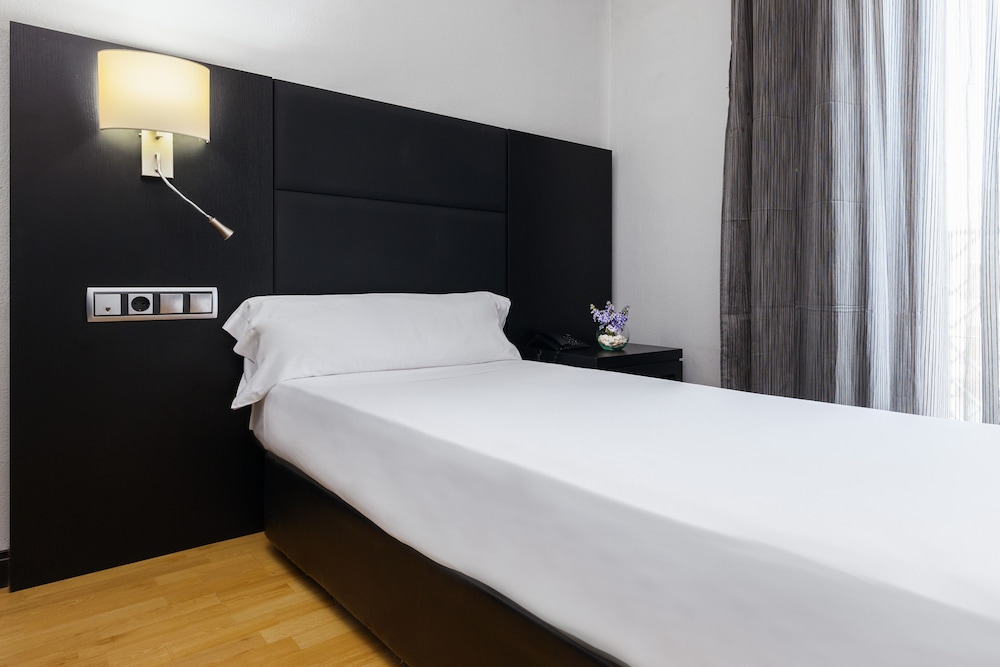 Virgen de los Reyes Hotel — Hotel rooms in Seville, Andalusia