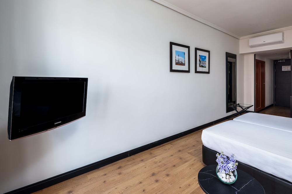 Virgen de los Reyes Hotel — Hotel rooms in Seville, Andalusia