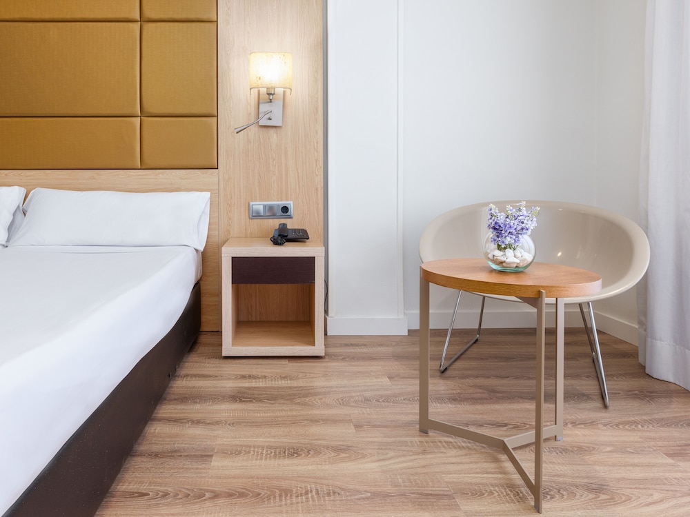 Virgen de los Reyes Hotel — Hotel rooms in Seville, Andalusia