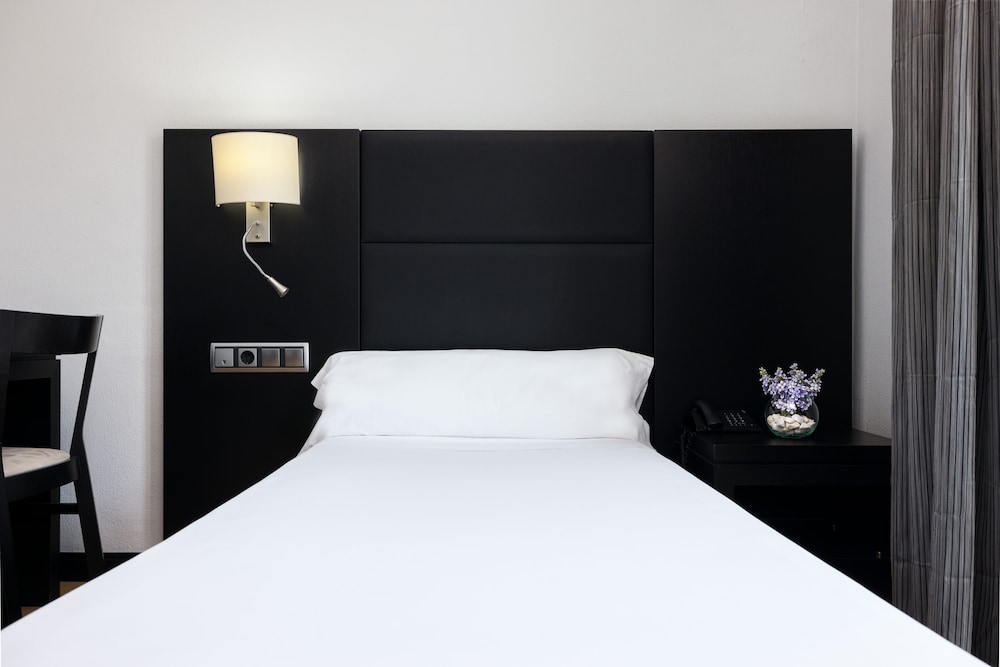 Virgen de los Reyes Hotel — Hotel rooms in Seville, Andalusia