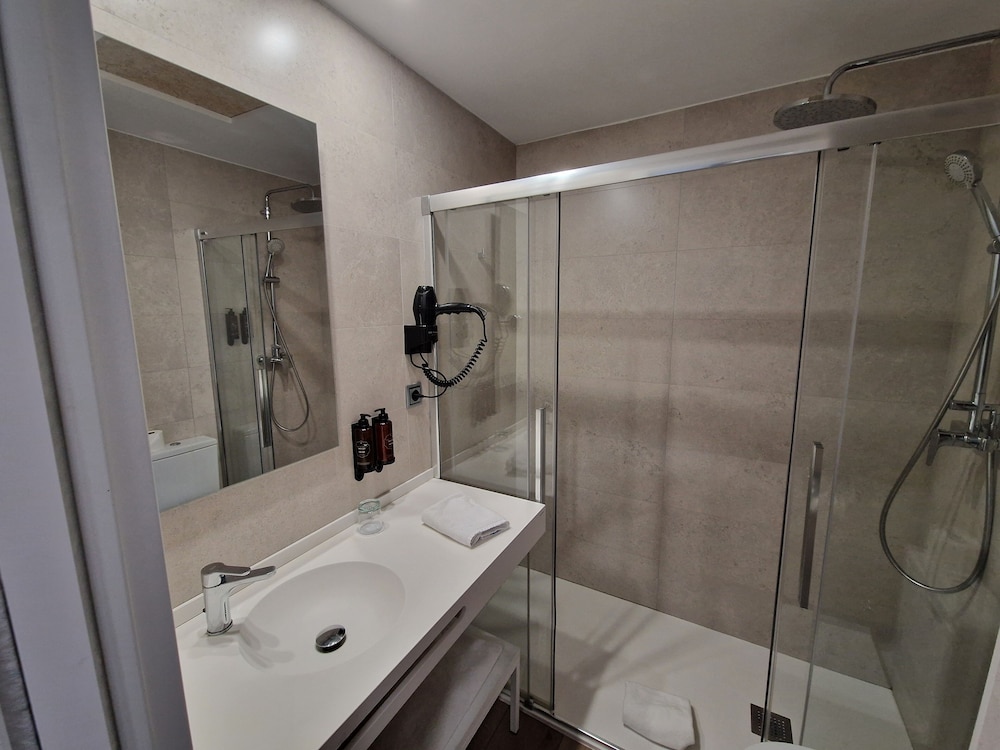 Virgen de los Reyes Hotel — Hotel rooms in Seville, Andalusia