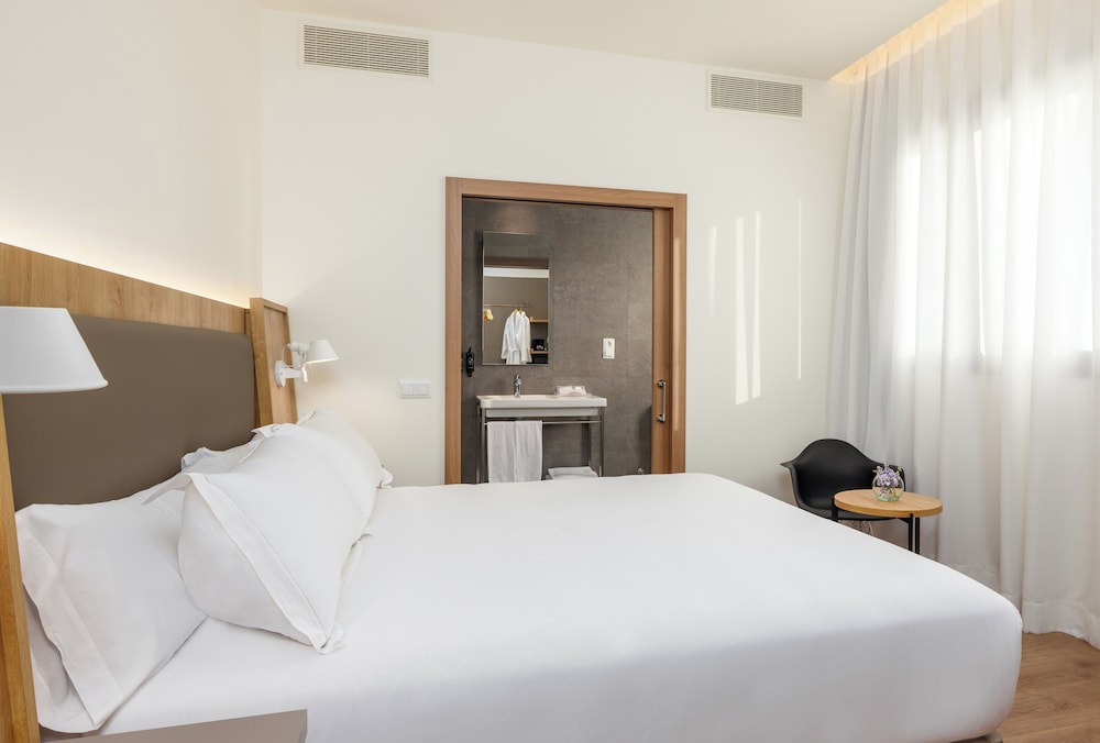 Virgen de los Reyes Hotel — Hotel rooms in Seville, Andalusia