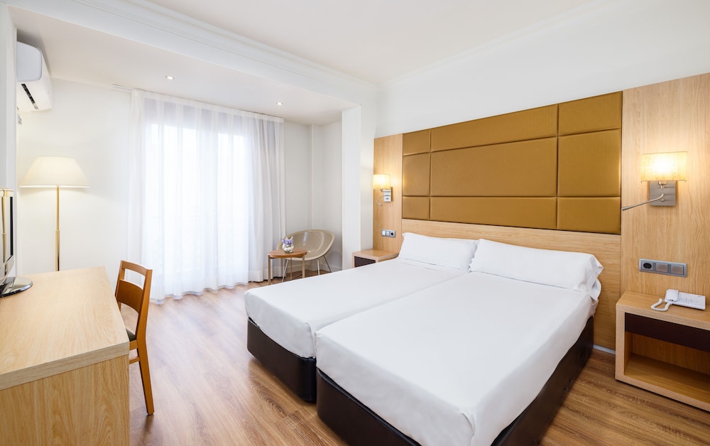 Virgen de los Reyes Hotel — Hotel rooms in Seville, Andalusia