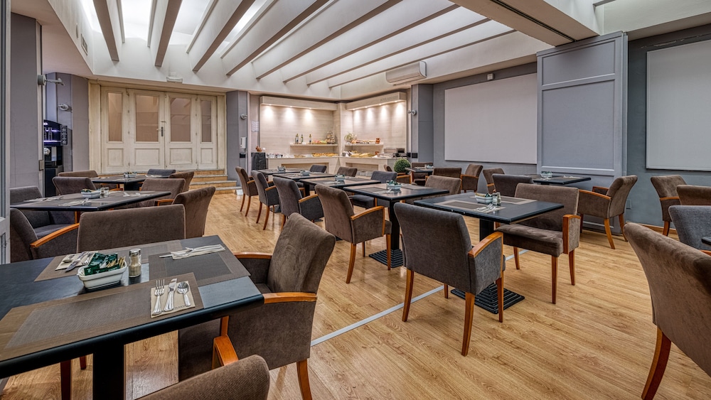 Virgen de los Reyes Hotel — Restaurant & bars in Seville, Andalusia