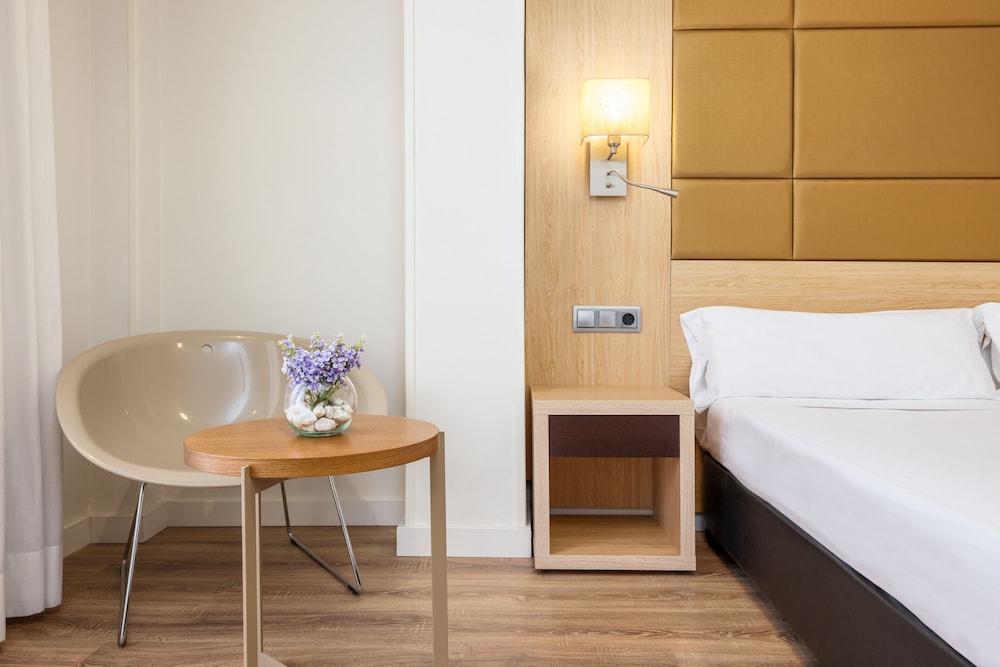 Virgen de los Reyes Hotel — Hotel rooms in Seville, Andalusia