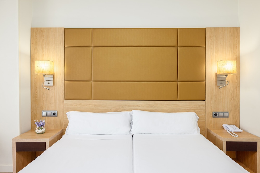 Virgen de los Reyes Hotel — Hotel rooms in Seville, Andalusia