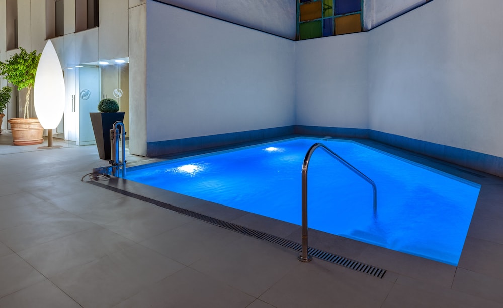 Virgen de los Reyes Hotel — Swimming pool in Seville, Andalusia