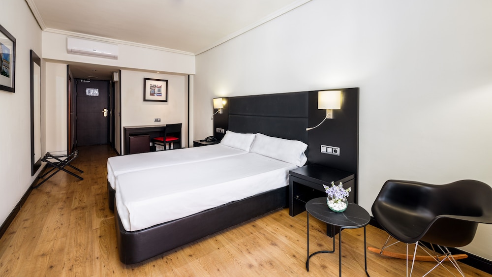 Virgen de los Reyes Hotel — Hotel rooms in Seville, Andalusia