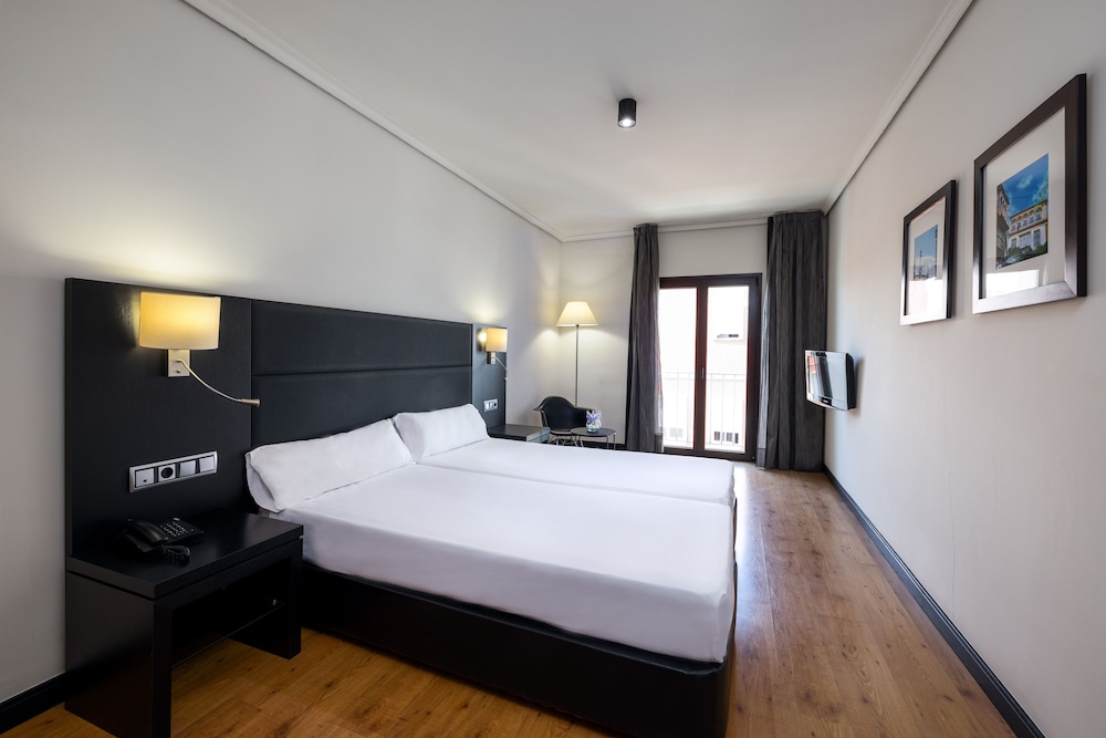 Virgen de los Reyes Hotel — Hotel rooms in Seville, Andalusia