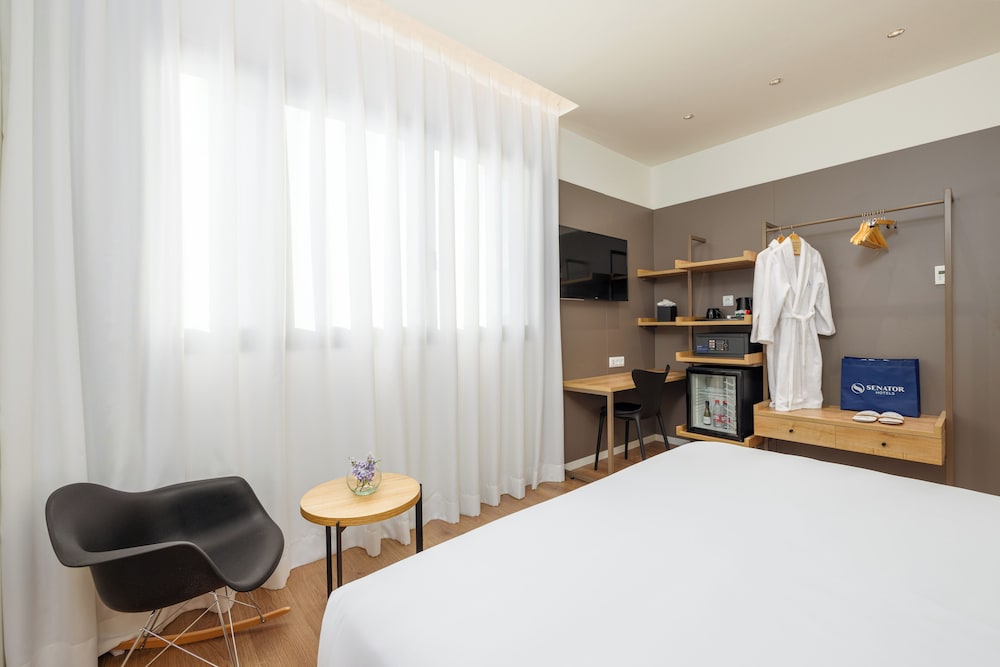 Virgen de los Reyes Hotel — Hotel rooms in Seville, Andalusia