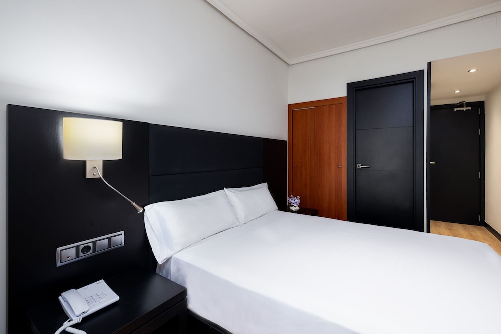 Virgen de los Reyes Hotel — Hotel rooms in Seville, Andalusia