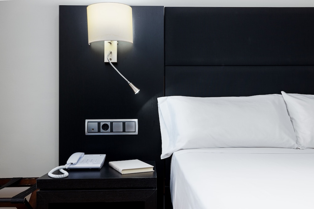 Virgen de los Reyes Hotel — Hotel rooms in Seville, Andalusia