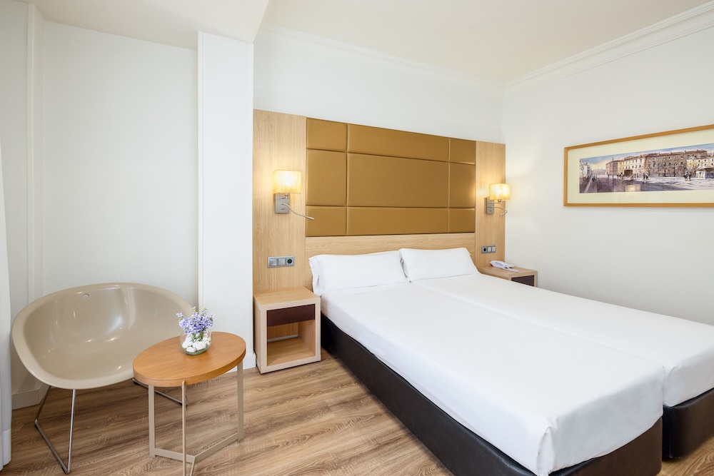 Virgen de los Reyes Hotel — Hotel rooms in Seville, Andalusia