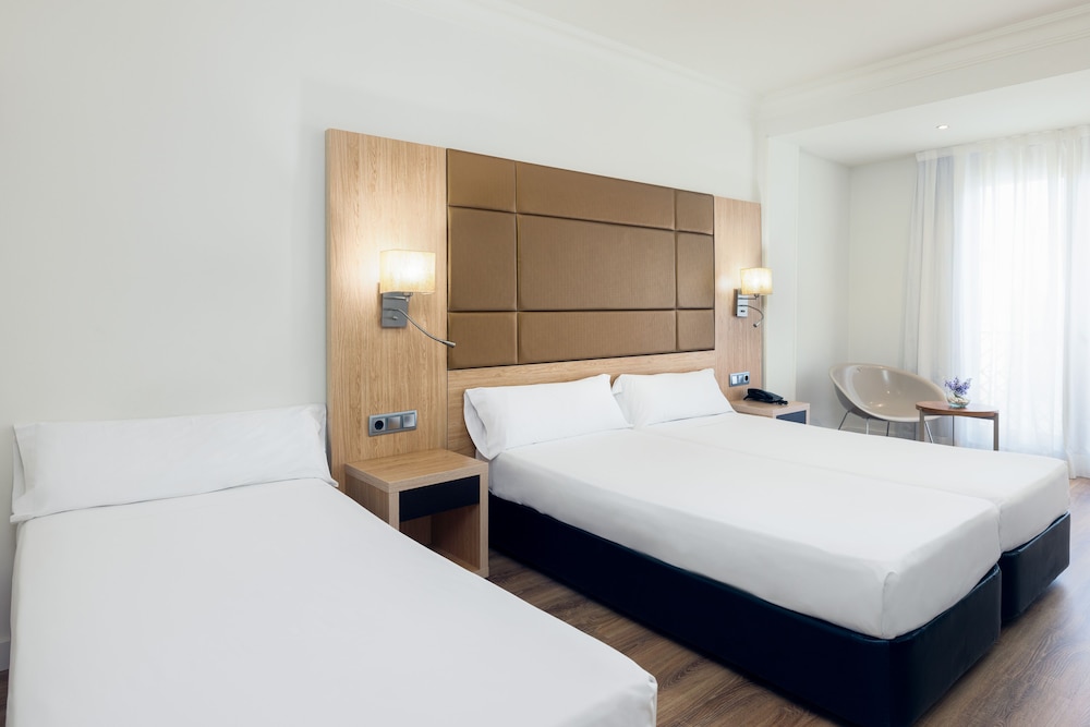 Virgen de los Reyes Hotel — Hotel rooms in Seville, Andalusia