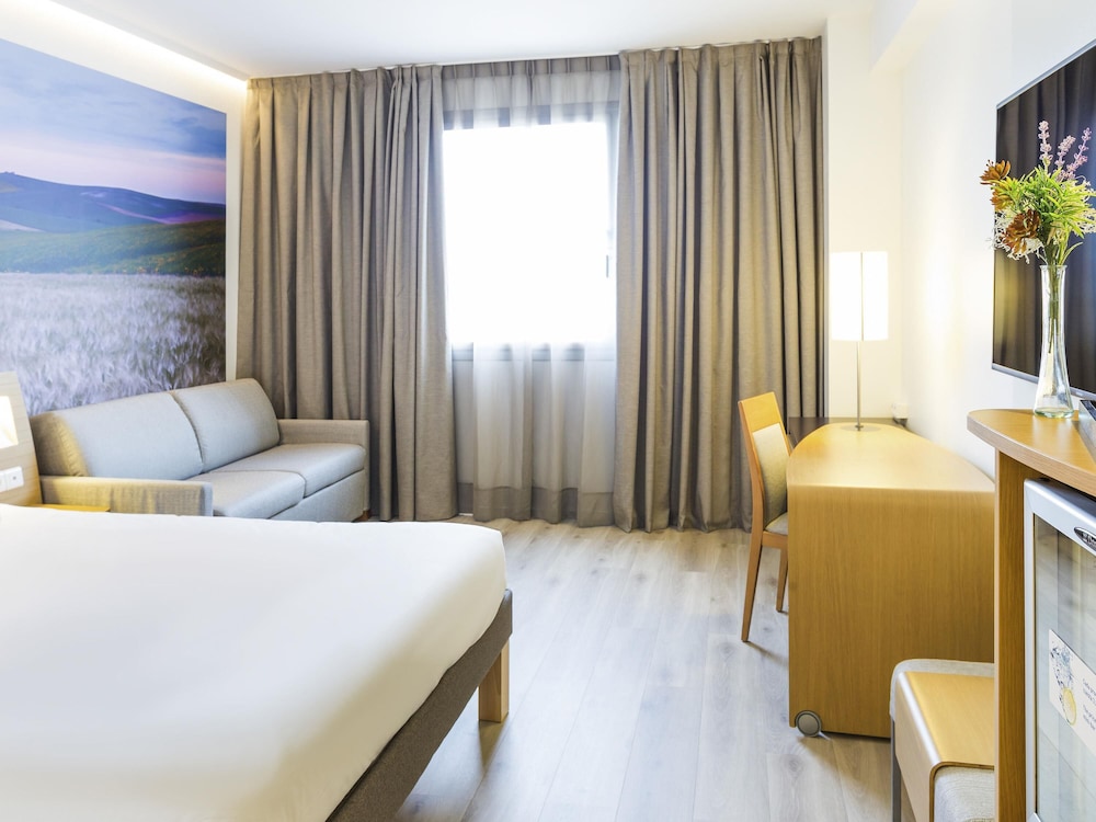 Novotel Sevilla — Hotel rooms in Seville, Andalusia