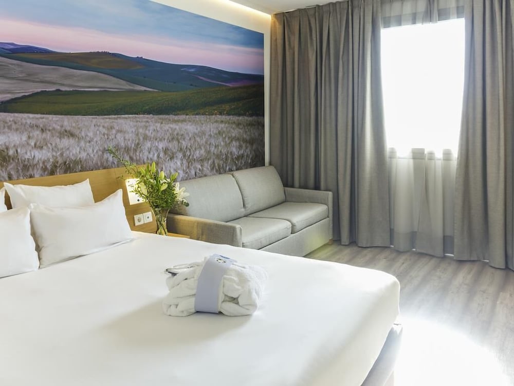 Novotel Sevilla — Hotel rooms in Seville, Andalusia