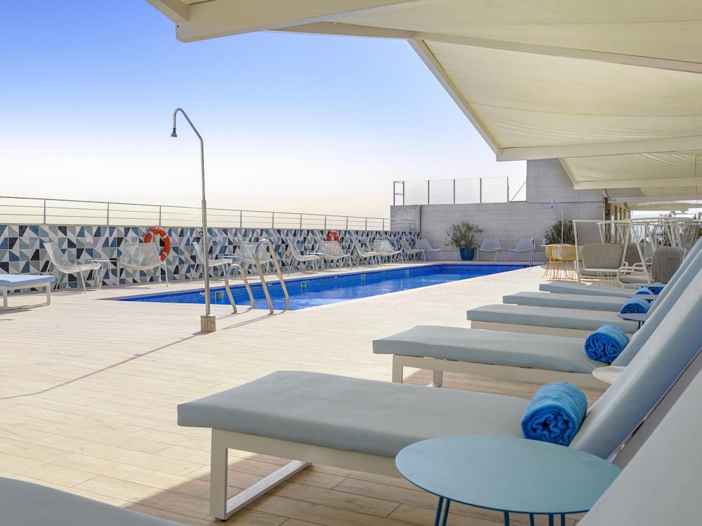 Novotel Sevilla — Swimming pool in Seville, Andalusia