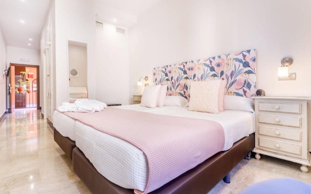 Hotel Patio de la Alameda — Hotel rooms in Seville, Andalusia