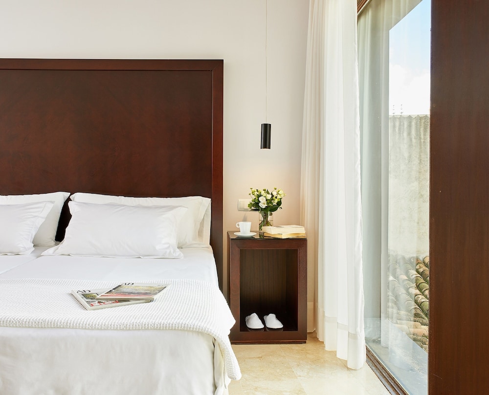 Hotel Posada del Lucero — Hotel rooms in Seville, Andalusia