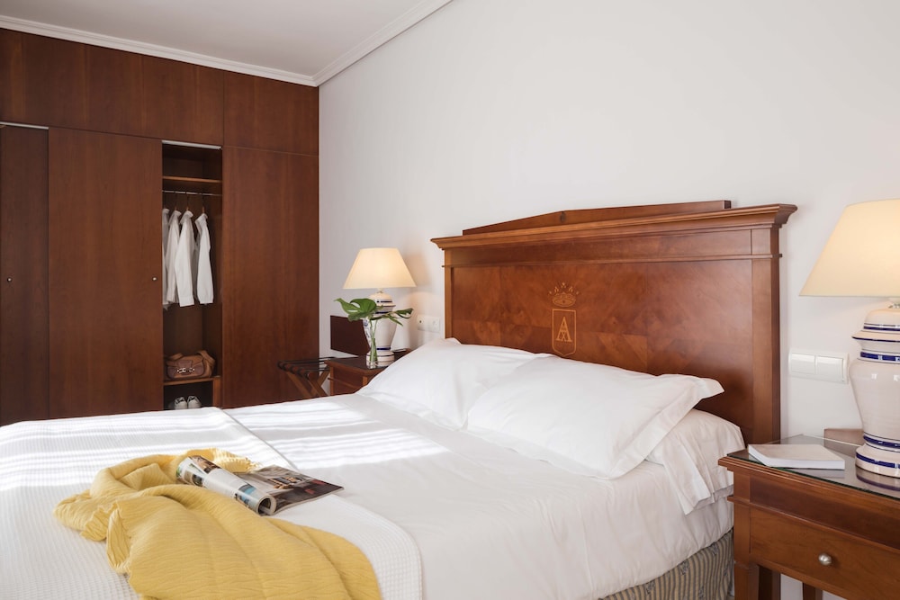 Hotel Rey Alfonso X — Hotel rooms in Seville, Andalusia