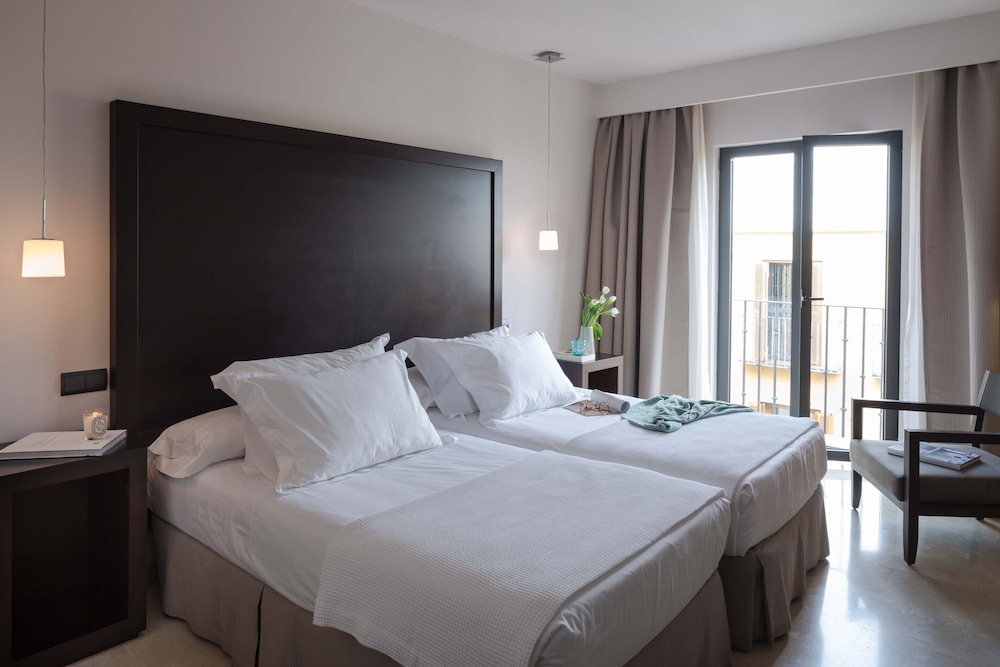 Hotel Rey Alfonso X — Hotel rooms in Seville, Andalusia