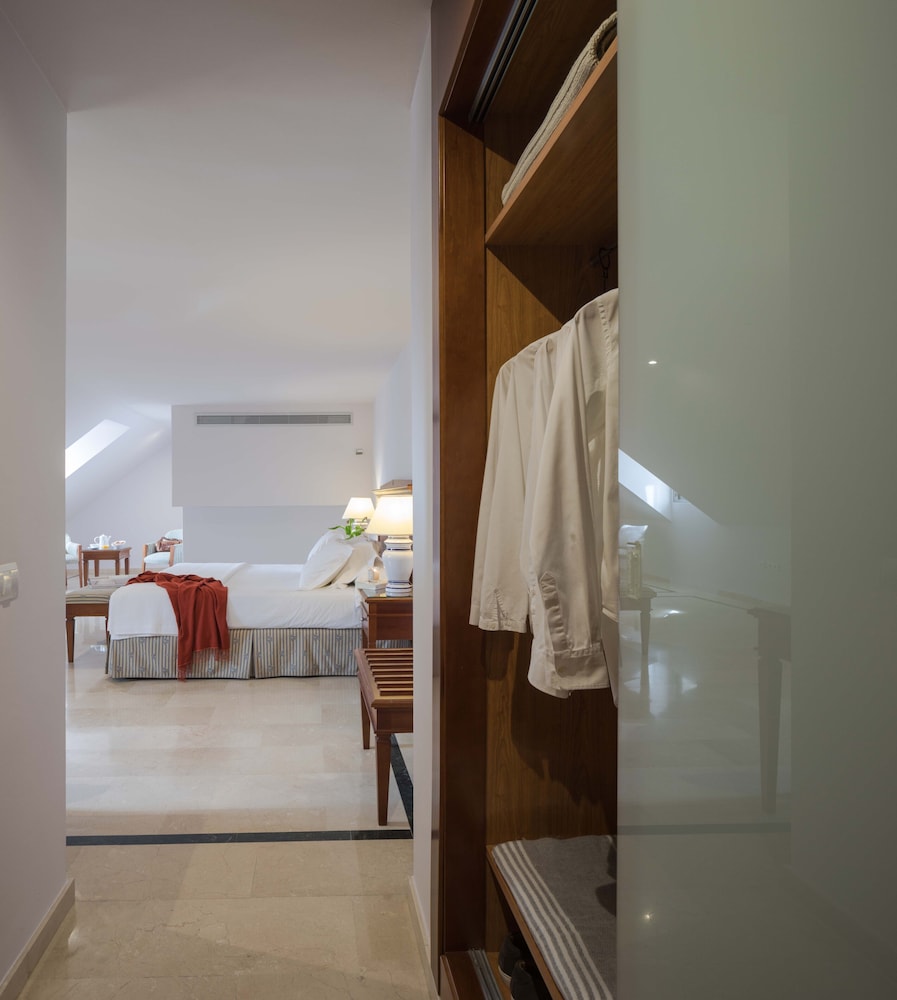 Hotel Rey Alfonso X — Hotel rooms in Seville, Andalusia