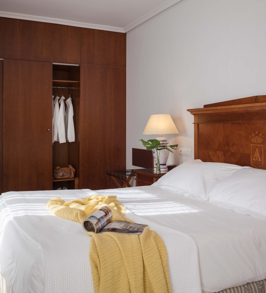 Hotel Rey Alfonso X — Hotel rooms in Seville, Andalusia