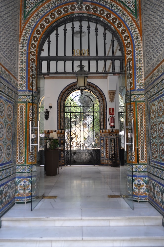 Hotel San Gil Sevilla — Hotel building in Seville, Andalusia