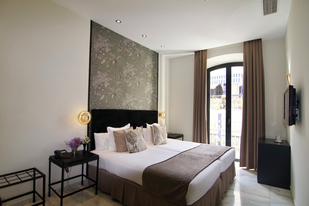Hotel San Gil Sevilla — Hotel rooms in Seville, Andalusia