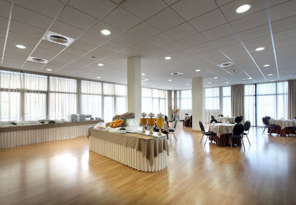 Hotel Exe Sevilla Palmera — Restaurant & bars in Seville, Andalusia