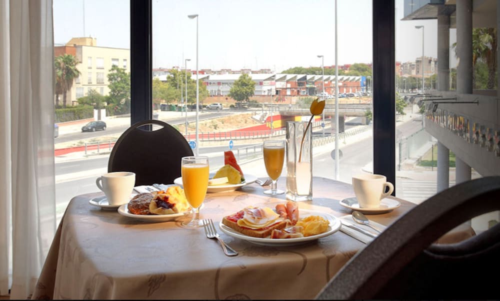 Hotel Exe Sevilla Palmera — Restaurant & bars in Seville, Andalusia
