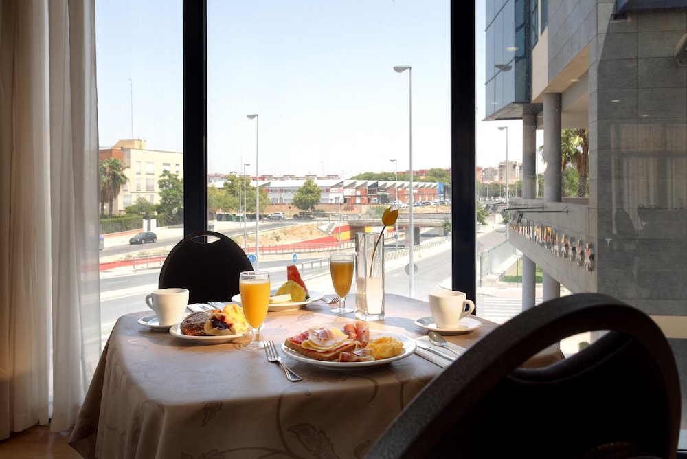 Hotel Exe Sevilla Palmera — Restaurant & bars in Seville, Andalusia