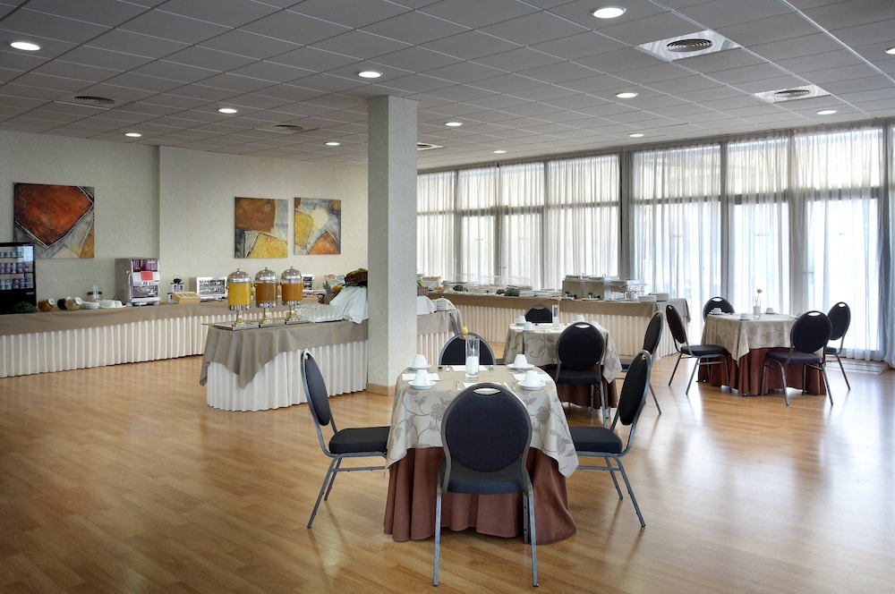 Hotel Exe Sevilla Palmera — Restaurant & bars in Seville, Andalusia