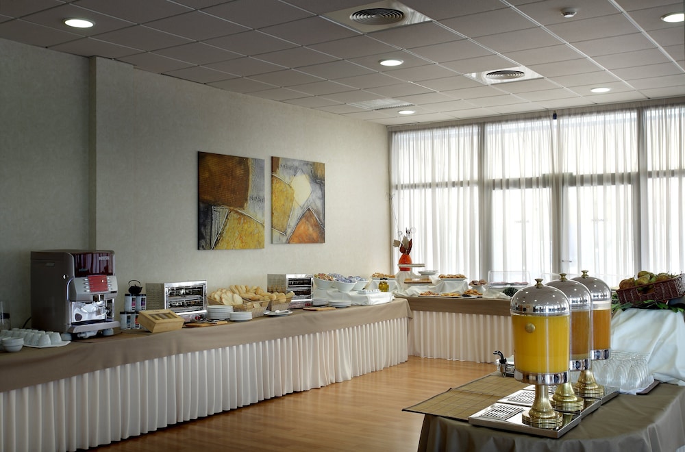 Hotel Exe Sevilla Palmera — Restaurant & bars in Seville, Andalusia