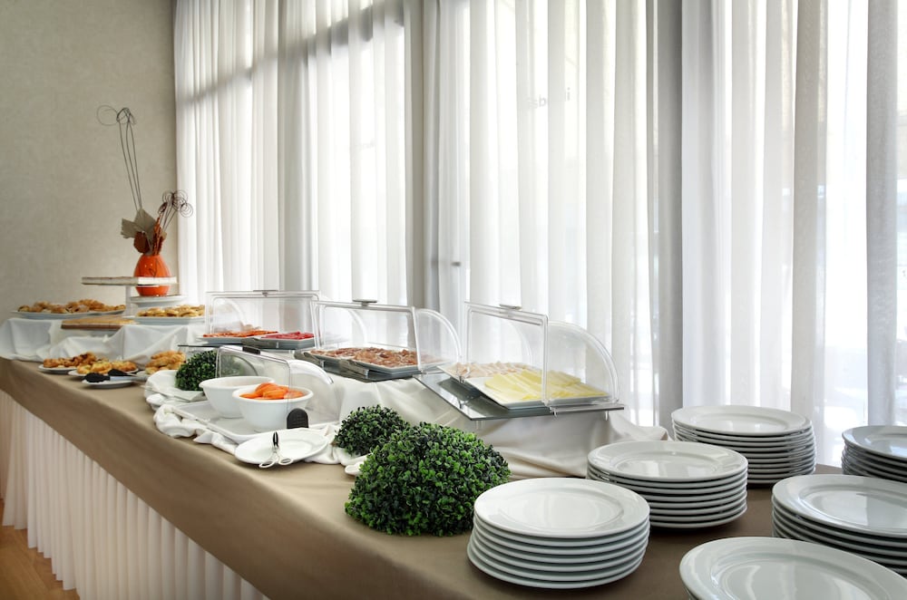 Hotel Exe Sevilla Palmera — Restaurant & bars in Seville, Andalusia