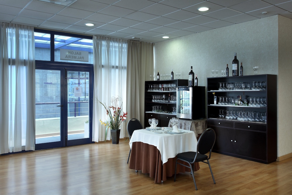 Hotel Exe Sevilla Palmera — Restaurant & bars in Seville, Andalusia