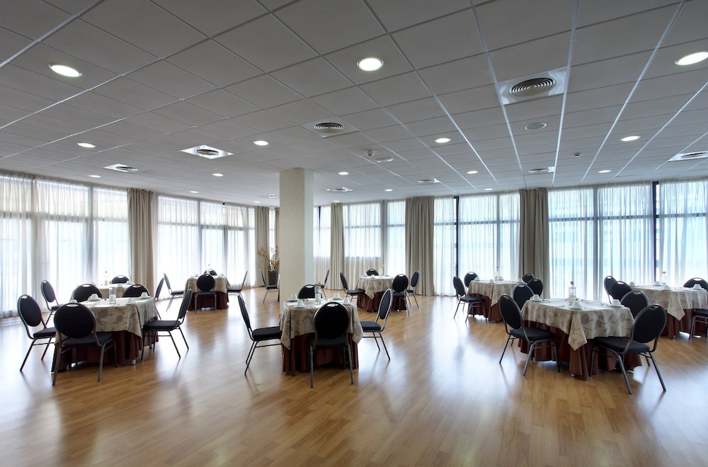 Hotel Exe Sevilla Palmera — Restaurant & bars in Seville, Andalusia