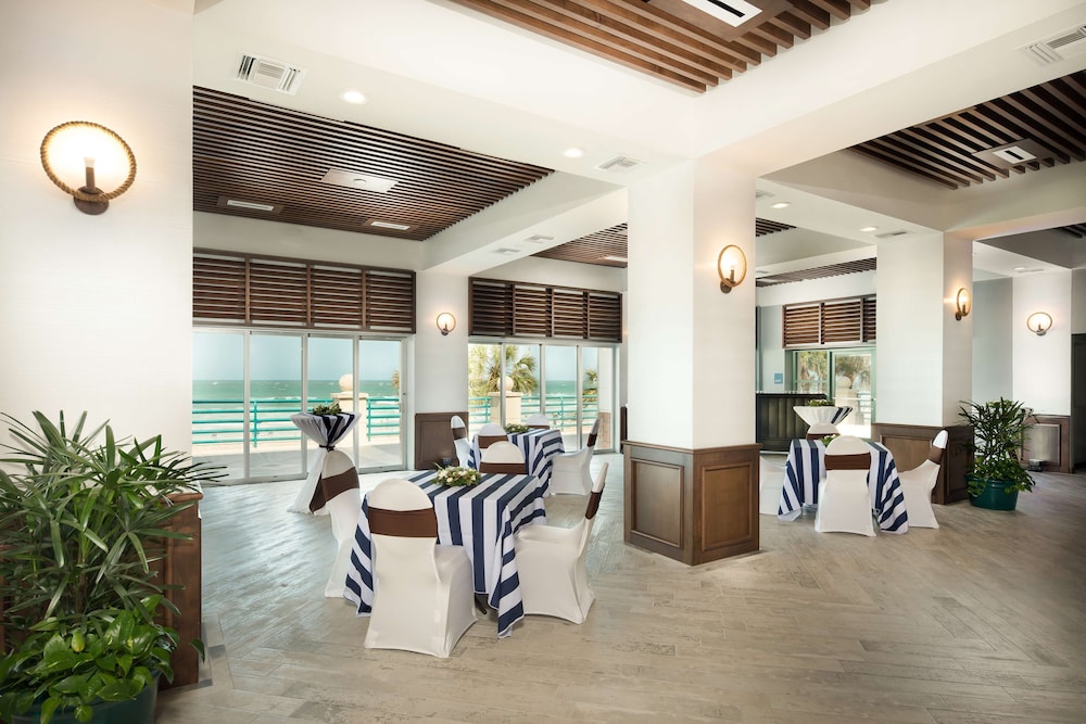 Hilton Daytona Beach Oceanfront Resort — Restaurant & bars in Daytona Beach, Florida