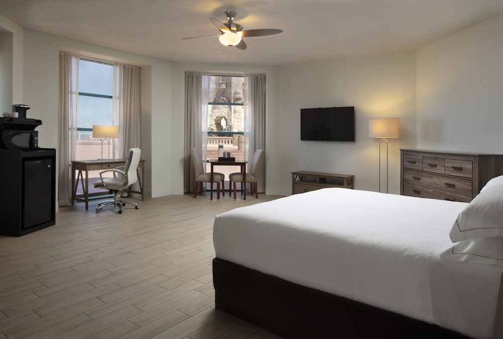 Hilton Daytona Beach Oceanfront Resort — Hotel rooms in Daytona Beach, Florida
