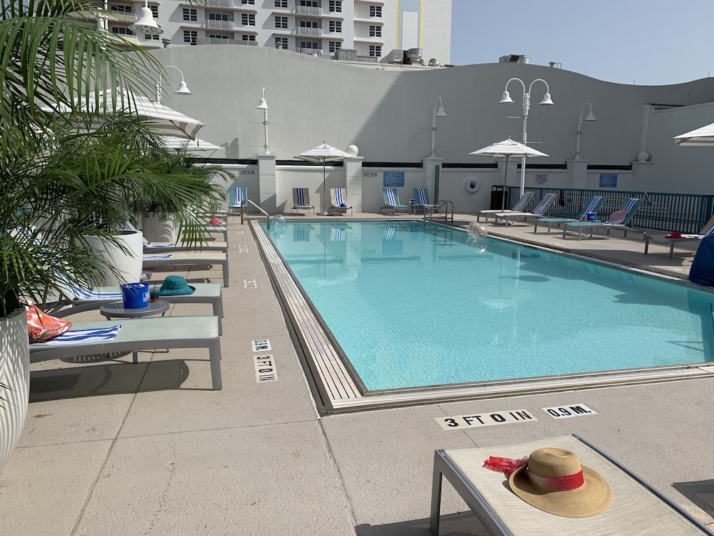 Hilton Daytona Beach Oceanfront Resort — Swimming pool in Daytona Beach, Florida
