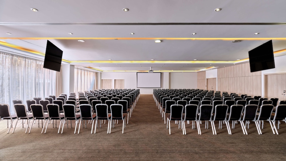 Park Inn by Radisson Krakow — Hotel building in Krakow, Lesser Poland